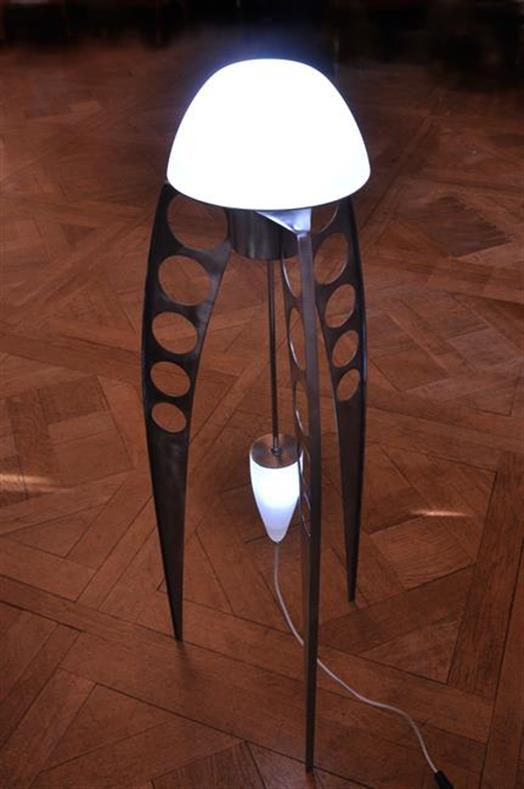 Lampe de salon tripode biodesign. Acier et résine